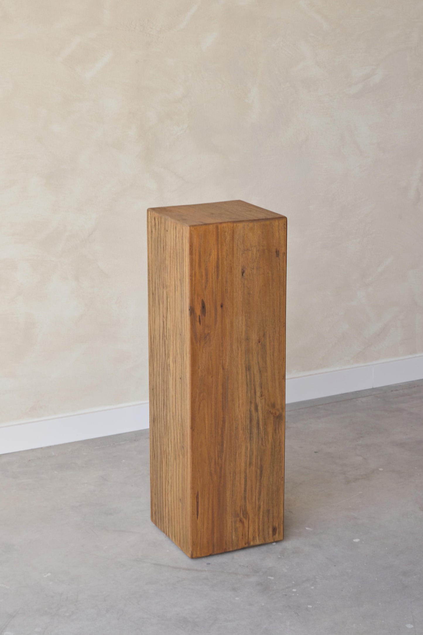 Mari Pedestal