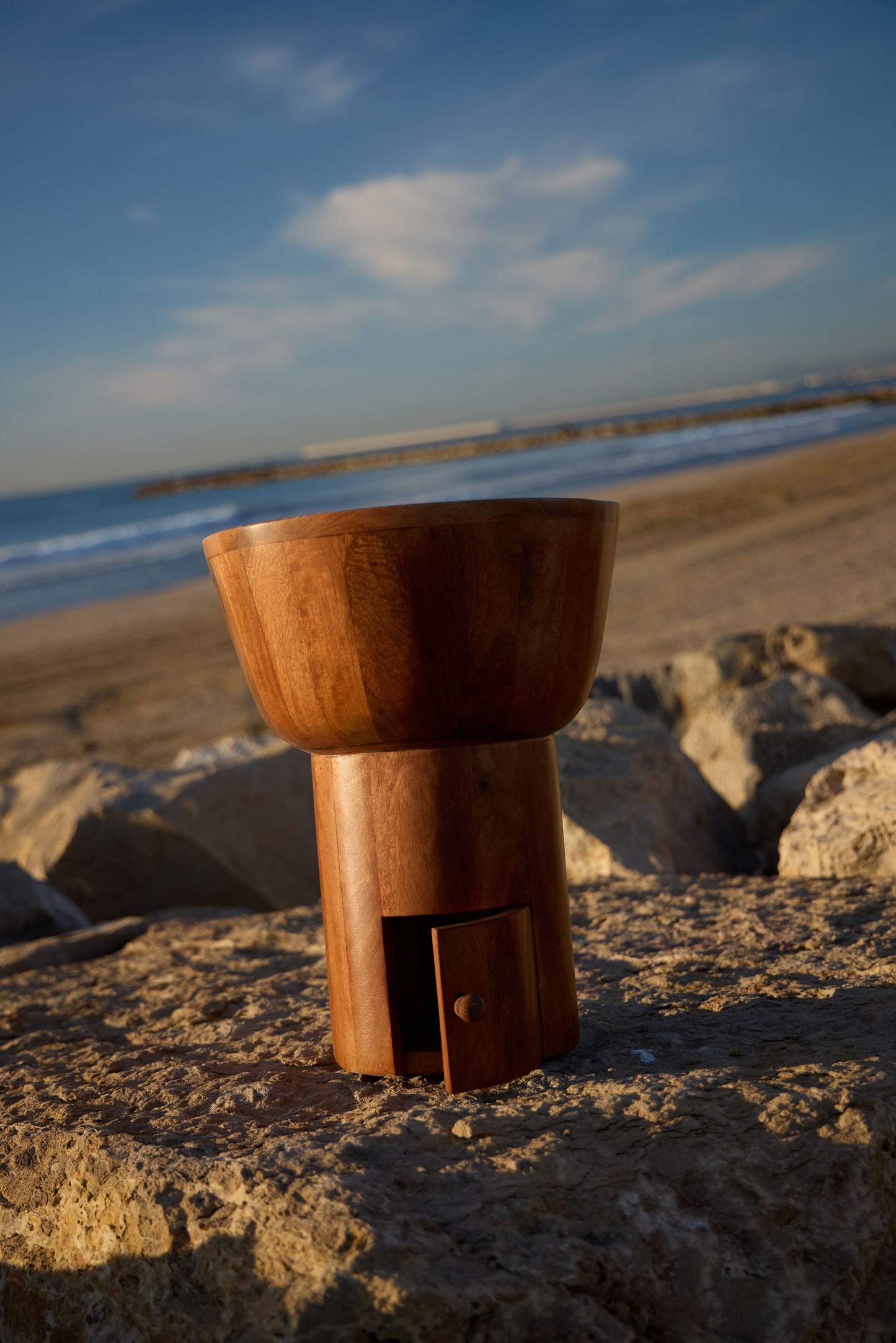 Pack de una peana alta Siros, una mesita Sifnos y un jarrón cerámico