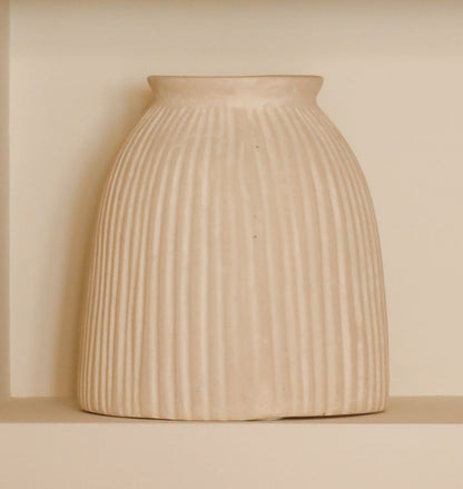 Pack de una peana alta Siros, una mesita Sifnos y un jarrón cerámico