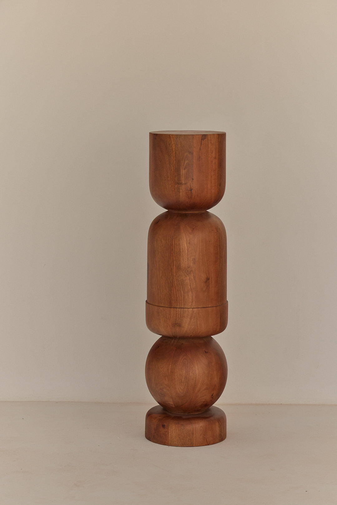 Pack de una peana alta Siros, una mesita Sifnos y un jarrón cerámico