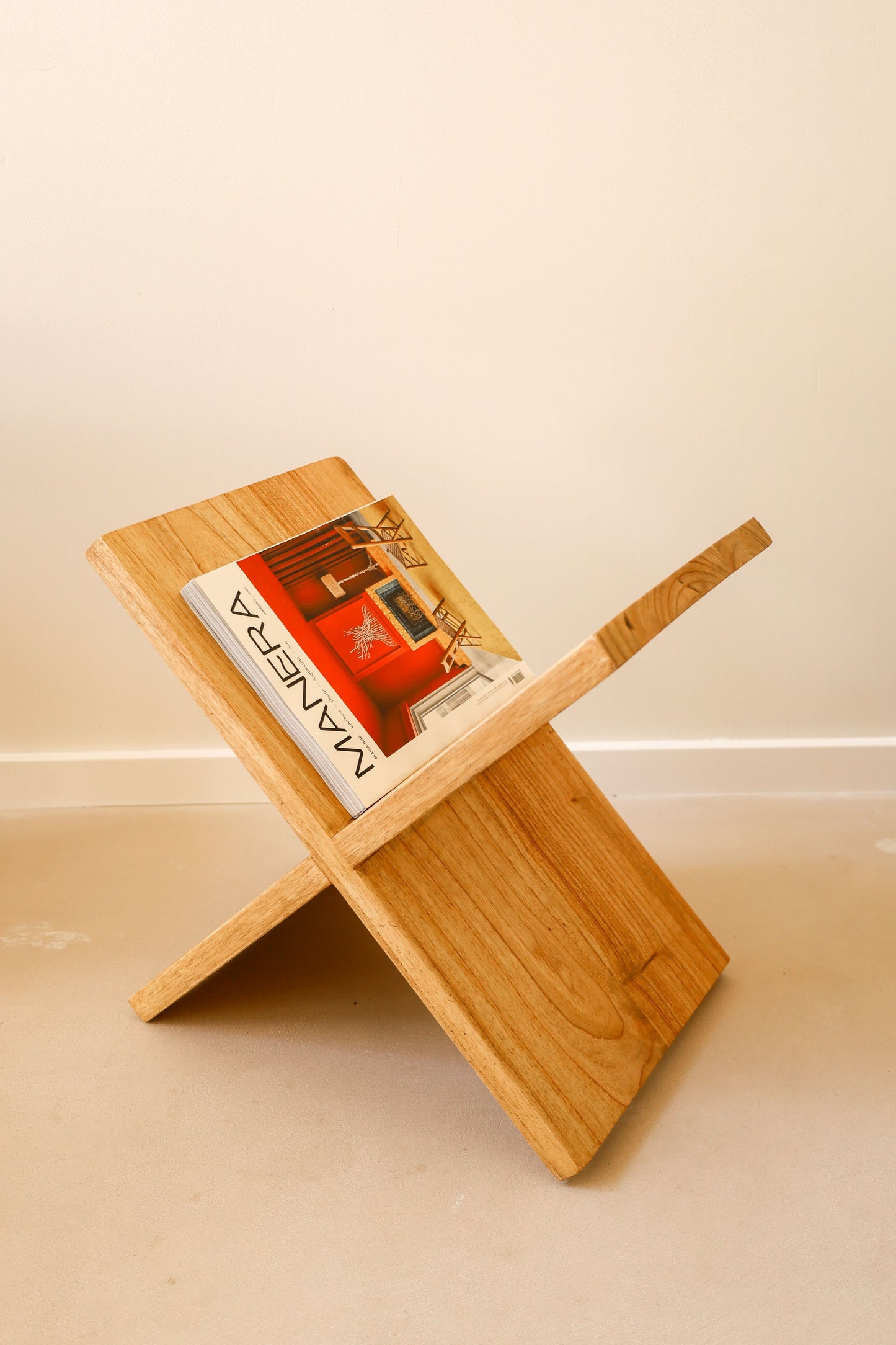 Pack de dos peanas Gili y un revistero Muna