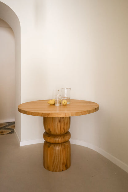 Pack de una mesa Nusa Penida y cuatro sillas Formentera