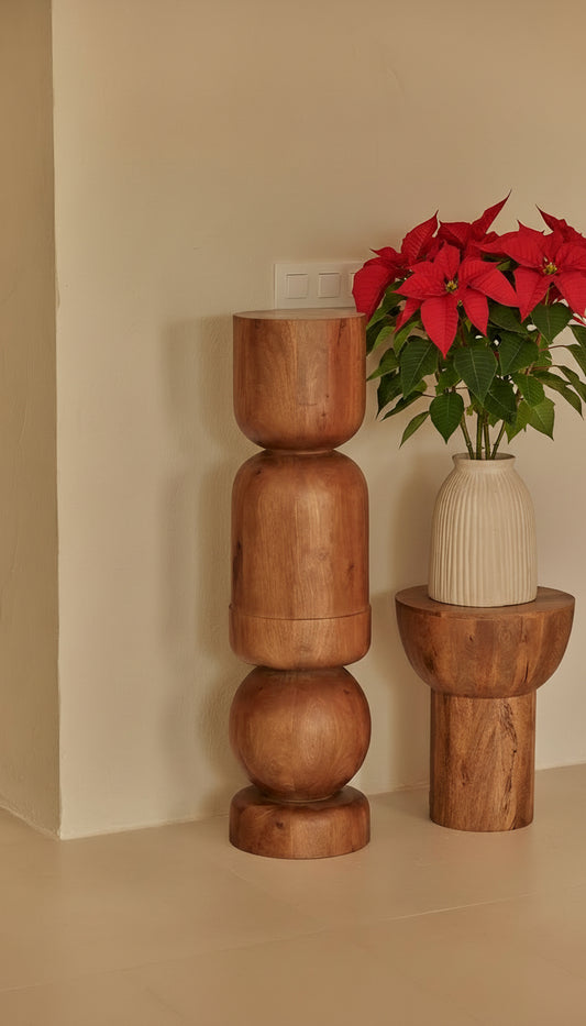 Pack de una peana alta Siros, una mesita Sifnos y un jarrón cerámico